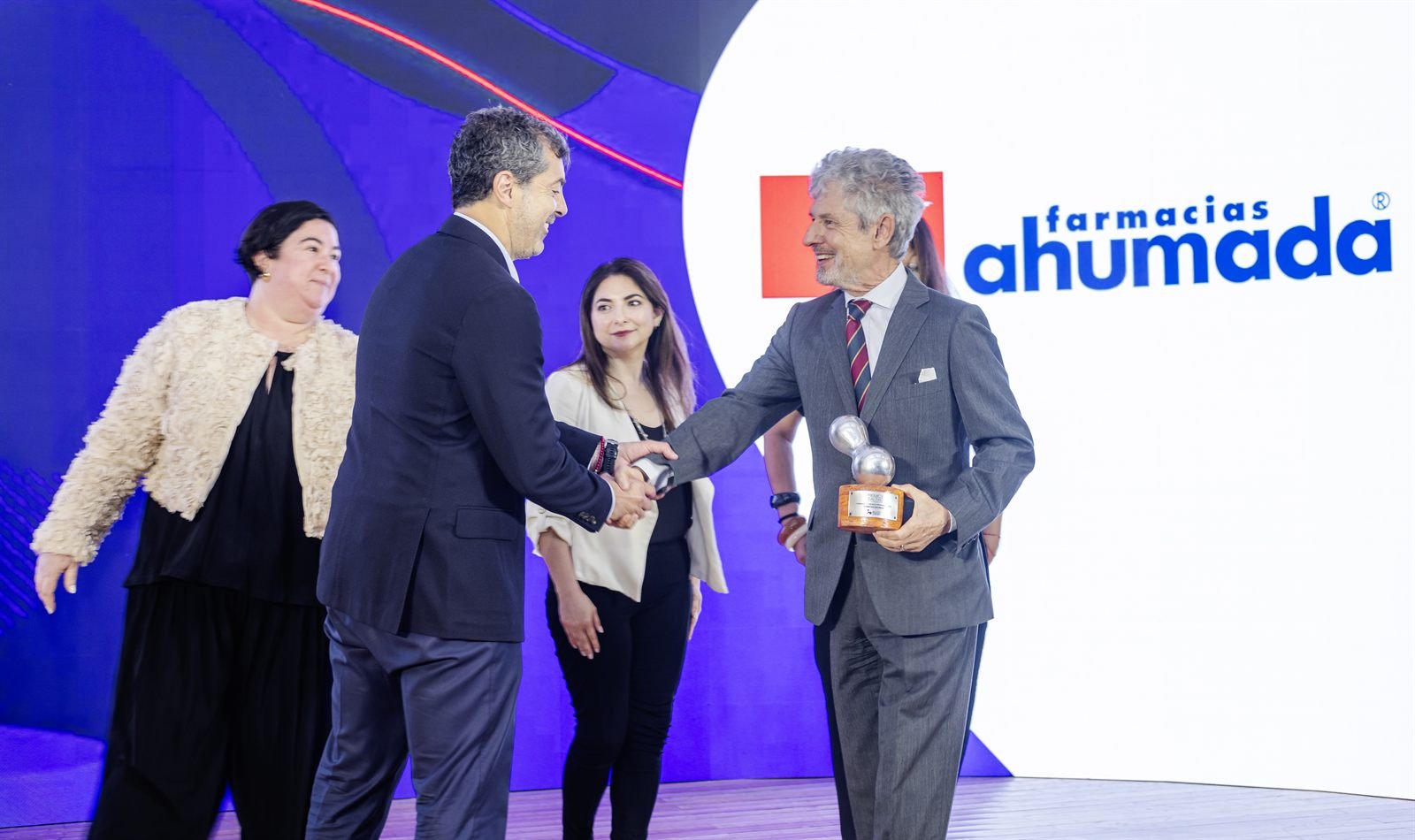 Entrega del trofeo del Premio Lealtad 2025 a Farmacias Ahumada