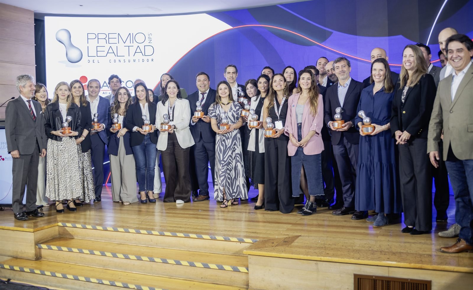 Grupo de marcas ganadoras en el escenario del Premio Lealtad 2025